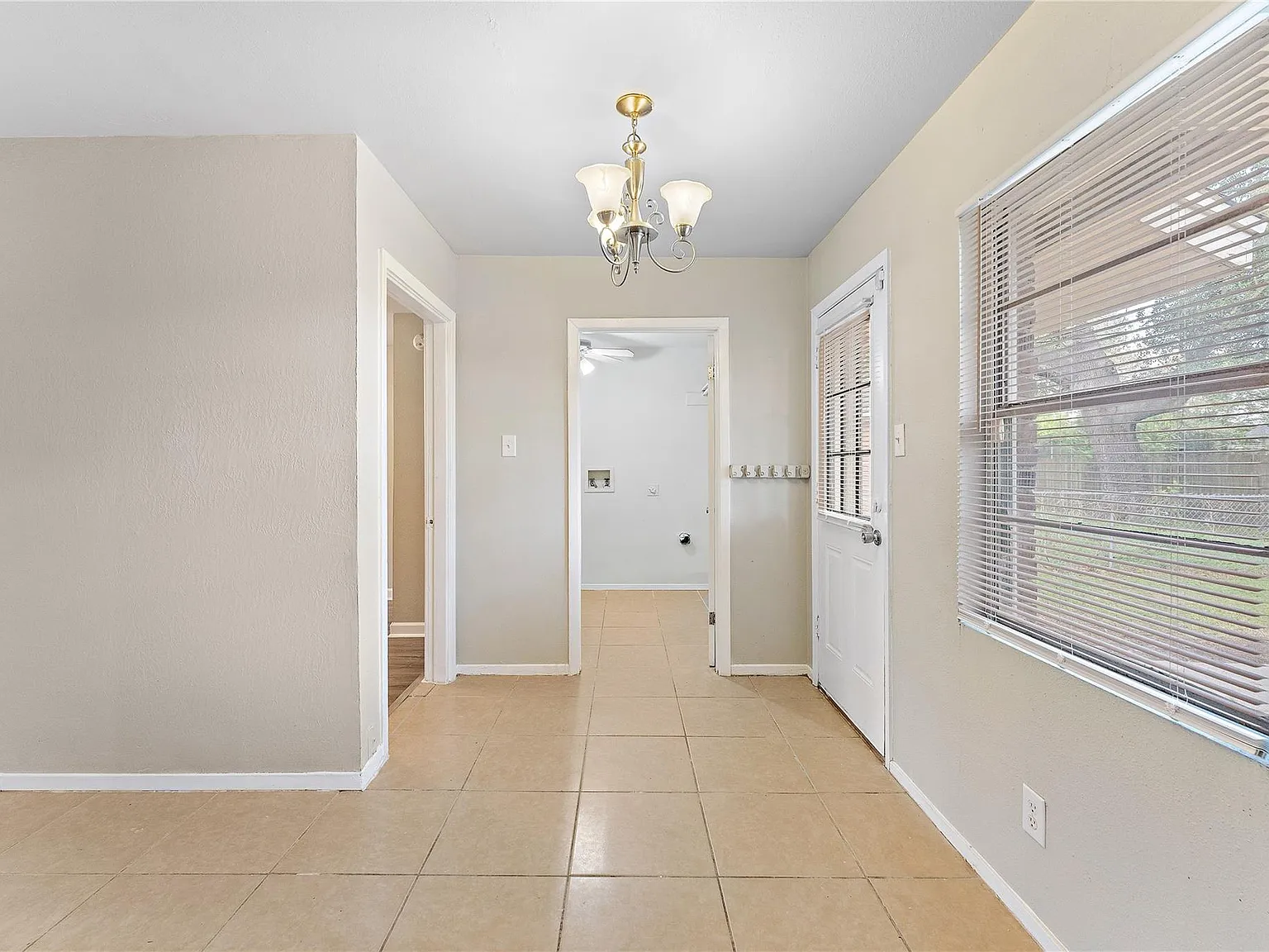 4 bed, 1.5 bath, 1705 sqft, $1,799 — Photo 4