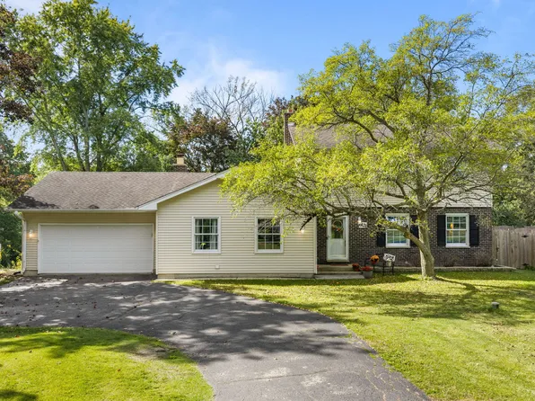 6121 Sands Rd, Crystal Lake, IL 60014