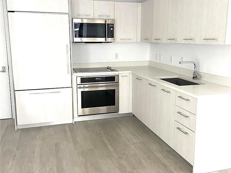 45 SW 9th St #3707 — Photo 6
