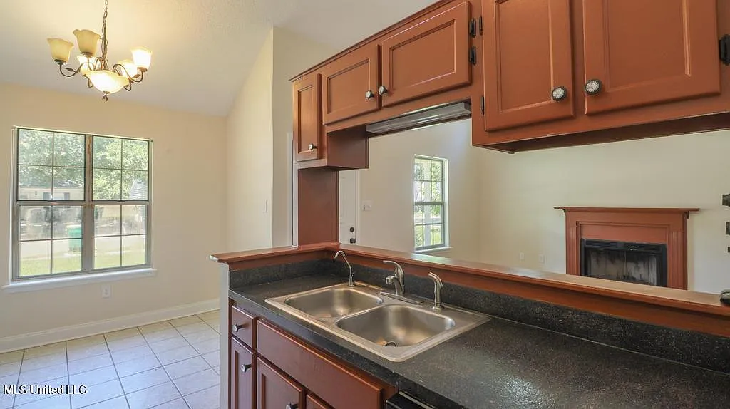 3 bed, 2.0 bath, 1328 sqft, $1,595 — Photo 4