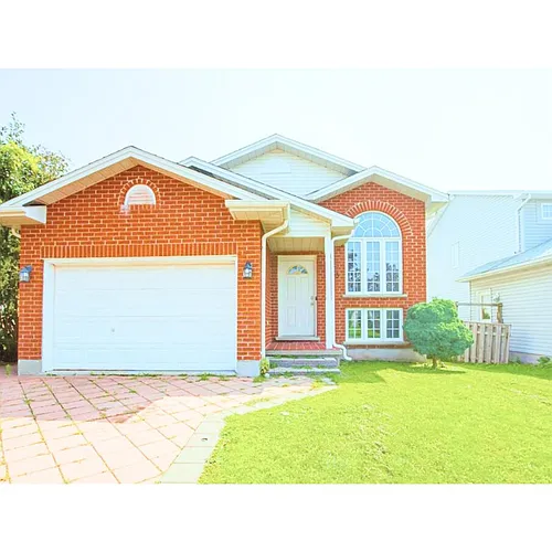1098 Farnsborough Cres Photo 1