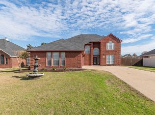 251 Cobblestone Cir, Red Oak, TX 75154
