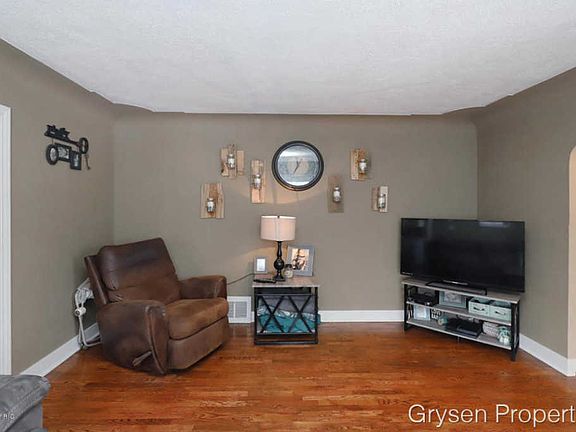 4th image of 2525 Hague Ave SW
