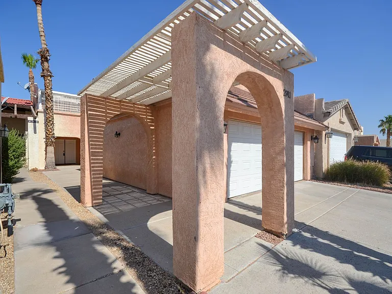 2911 Country Club Dr — Photo 2