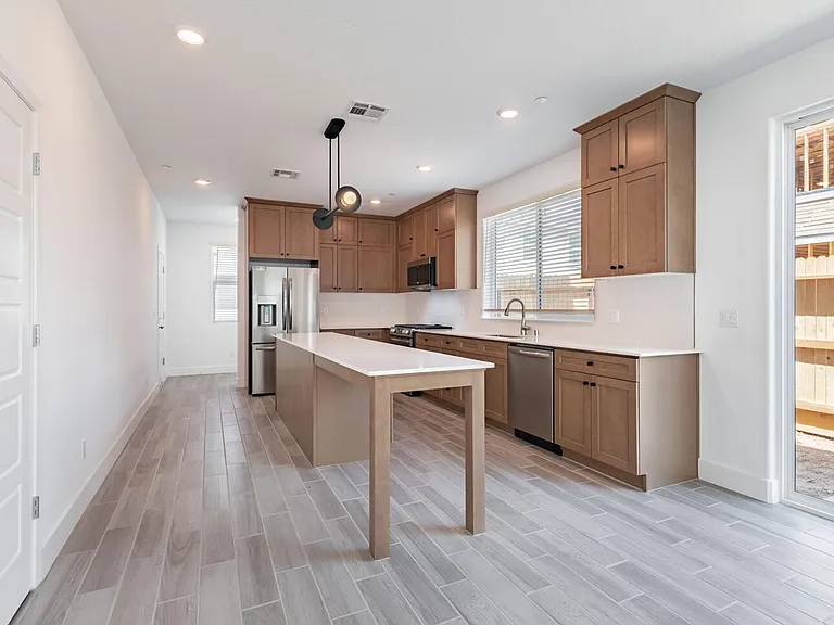 2834 E Tamarind Dr — Photo 6