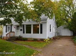 1037 Lockridge Dr NE, Grand Rapids, MI