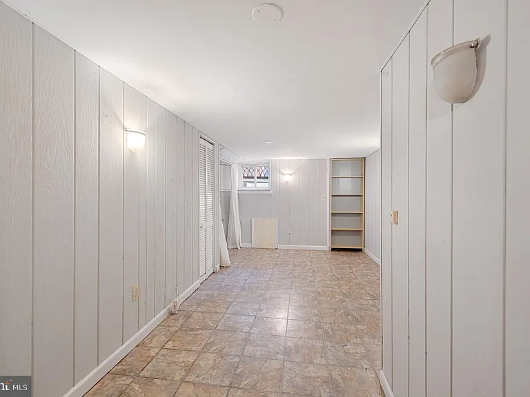 130 E Randall St — Photo 34