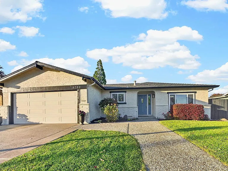 9792 Broadmoor Dr — Photo 1