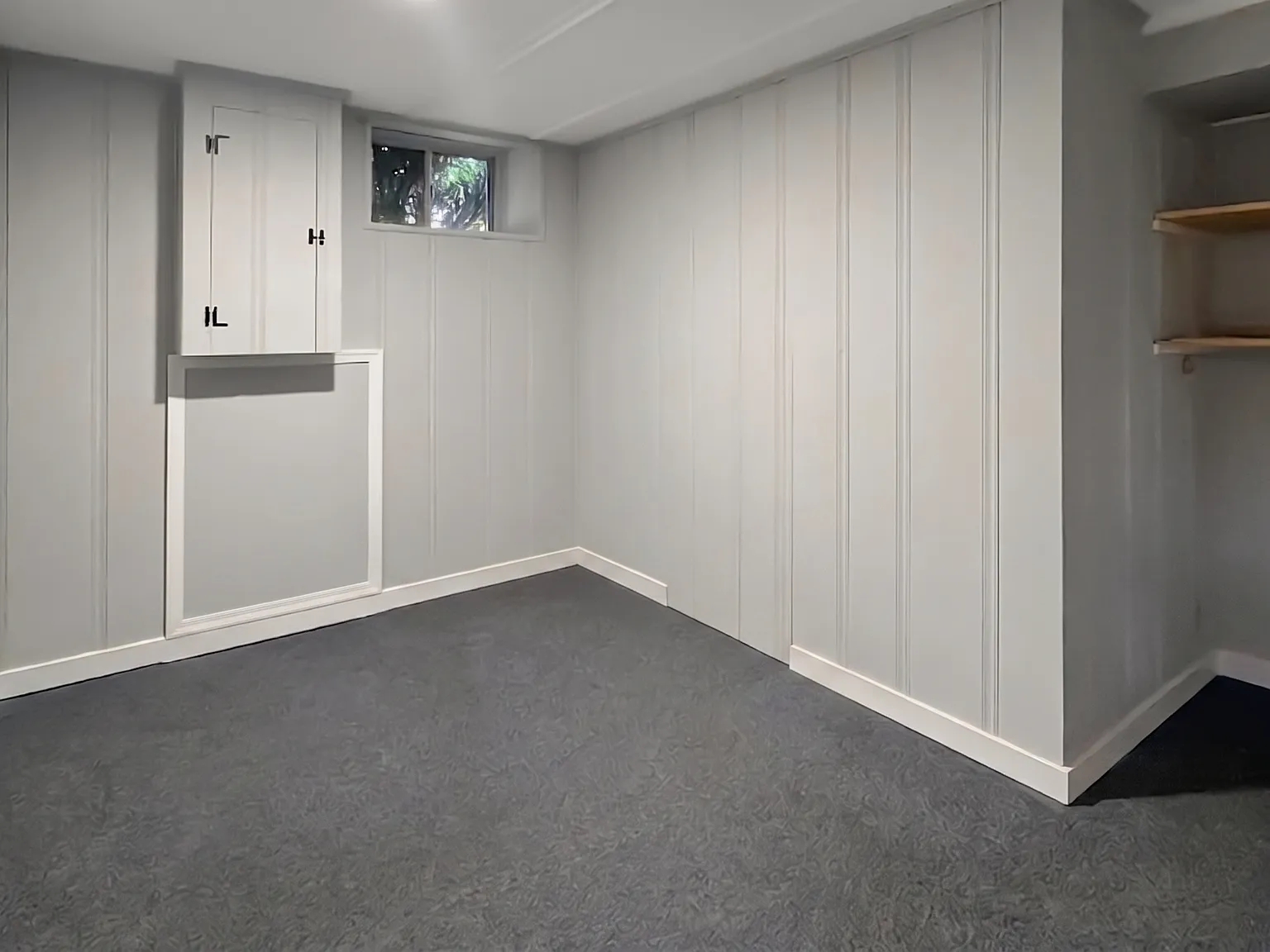 Spacious 3BR/2BA End-Unit Home with 2-Car Garage, Driveway & Outdoor Space — Photo 3