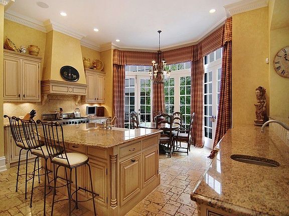 Kitchen / Breakfast Area