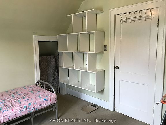 4th image of 3095 Peter St