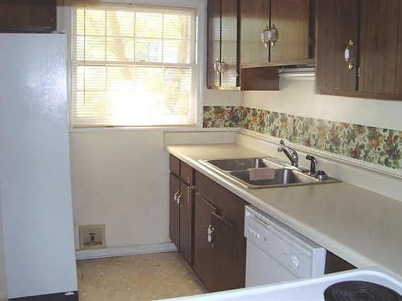 3 bed, 1.5 bath, 1200 sqft, $1,670 — Photo 2