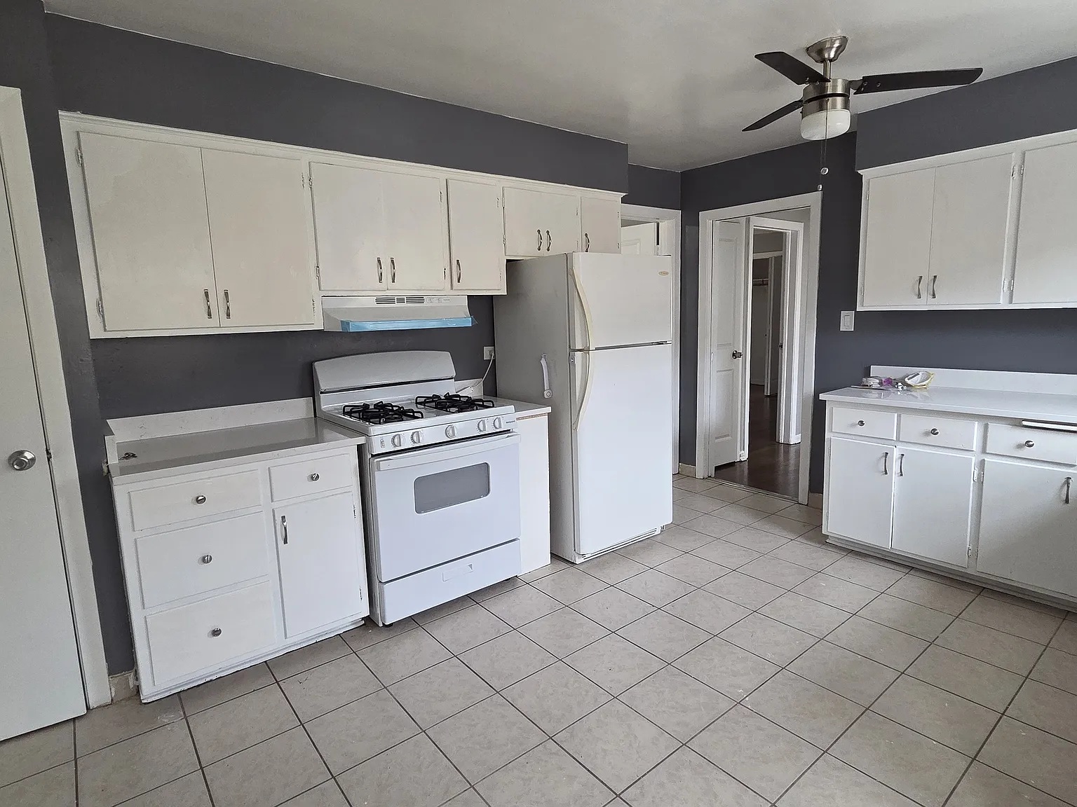 2 bed, 800 sqft, $2,200 — Photo 2