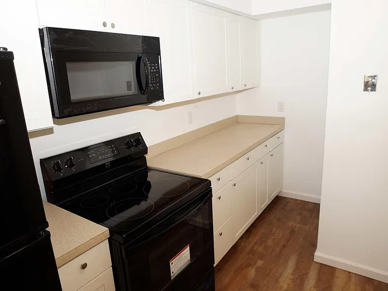 142 Quarterdeck — Photo 10