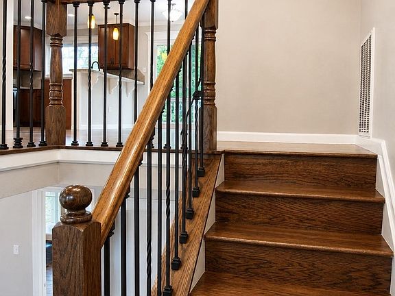 5th image of 11 Hickory Oak Dr