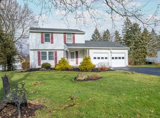 8 Skelbymoor Ln, Fairport, NY 14450
