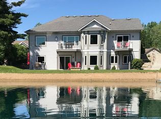 421 E Red Pine Cir, Dousman, WI 53118