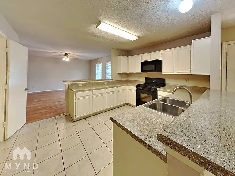 3205 Meadowview Dr — Photo 2