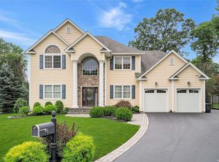 4 Privet Ct, Smithtown, NY 11787