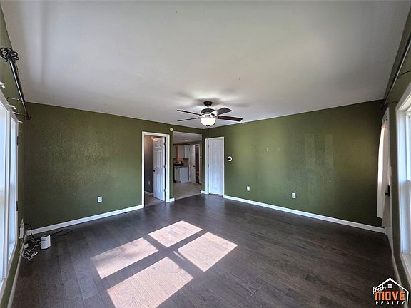 3rd image of 204 W Carson Ave