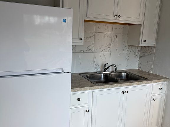 4th image of 837 Underwood Ave APT 3