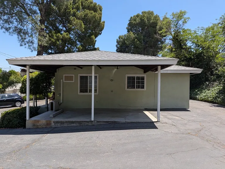carport parking for one car