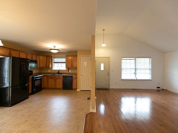 5th image of 11 Club House Ln