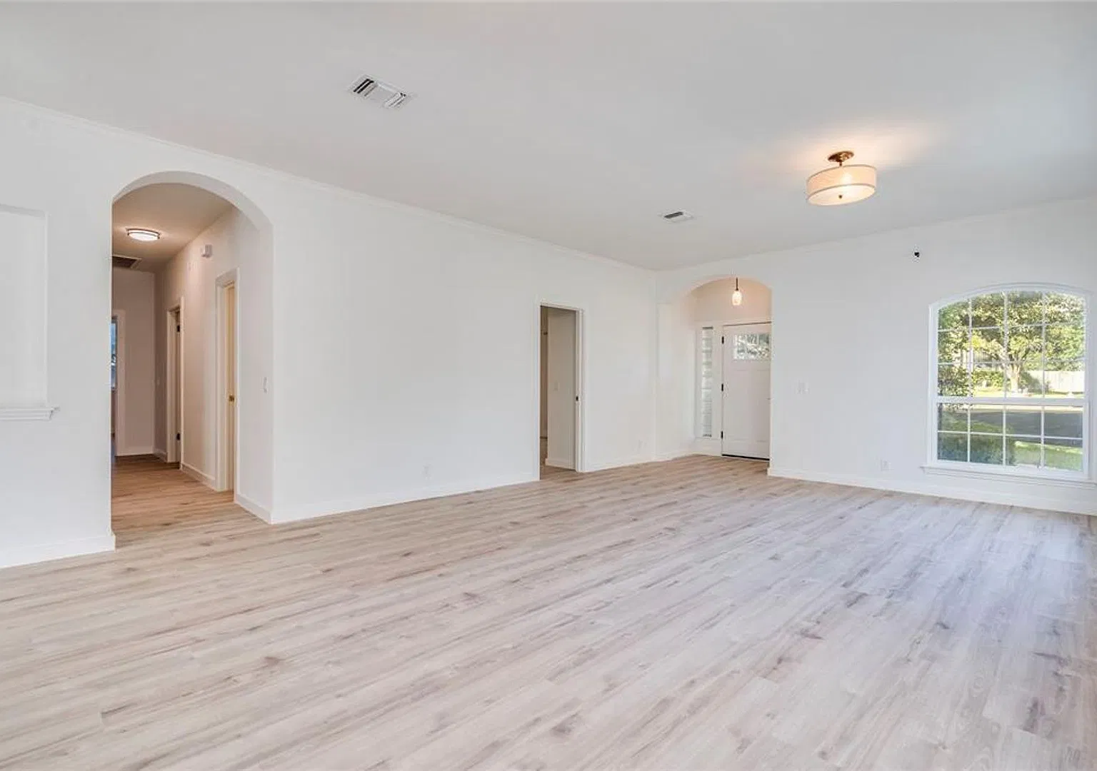 Stunning Single Story Completely Renovated Home On A Cul-de-Sac In The Highly Sought After Commun... — Photo 4