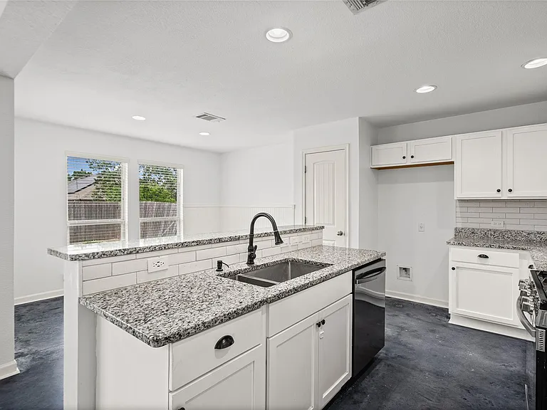 15105 Verela Dr — Photo 6
