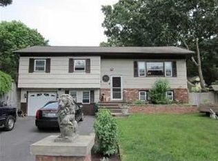 26 Sherwood Dr, Nanuet, NY 10954