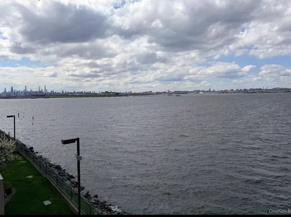 5-10 115, College Pt, NY 11356