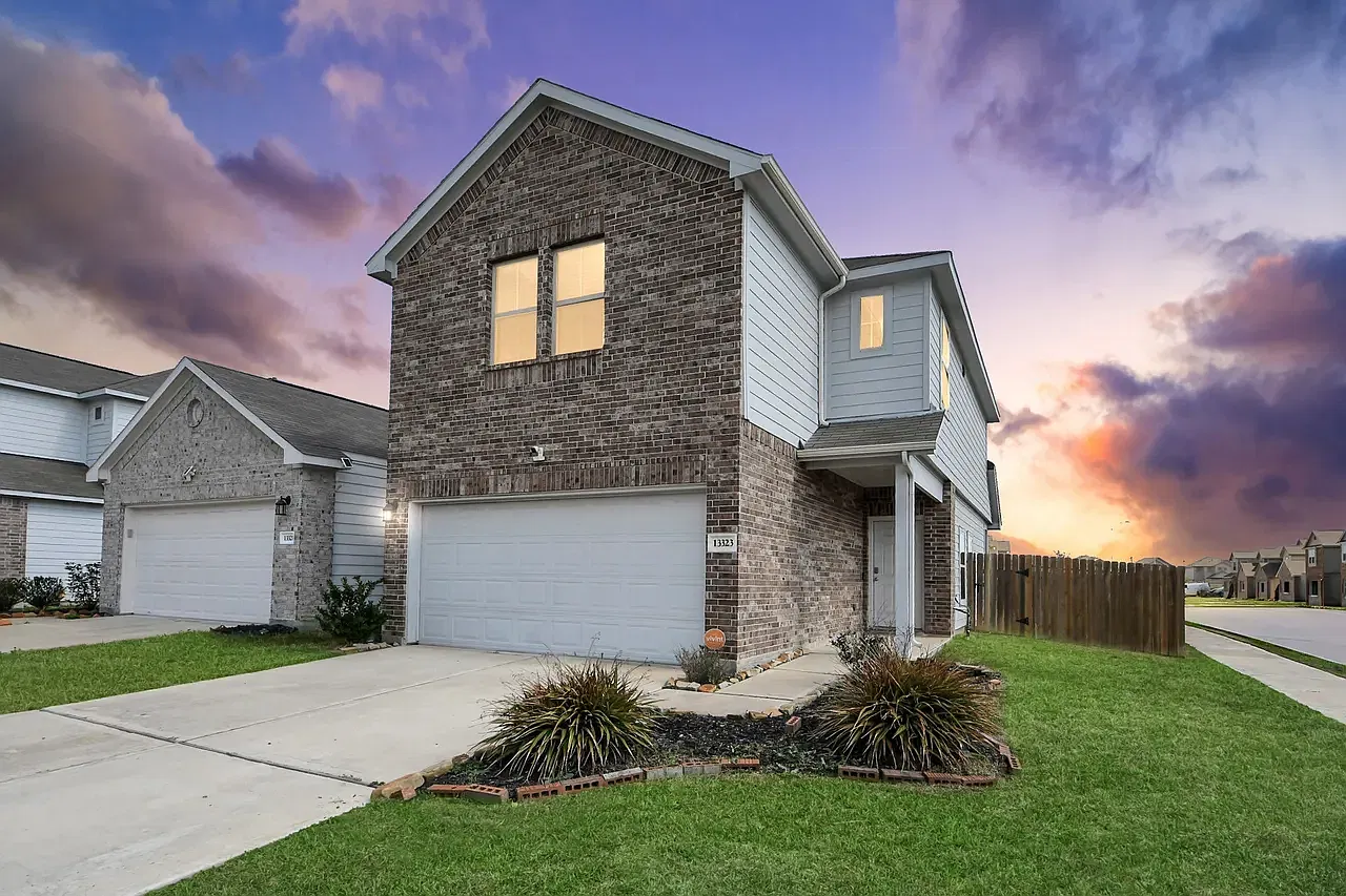 3 bed, 2.5 bath, 1658 sqft, $2,350 — Photo 1