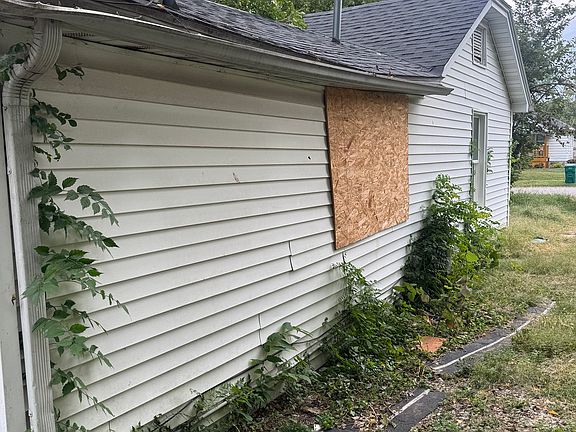 3rd image of 1528 E Lawrence St