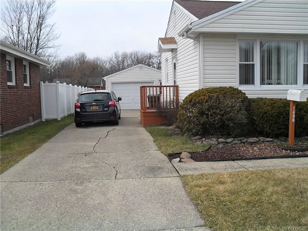 1358 Moll St photo 1