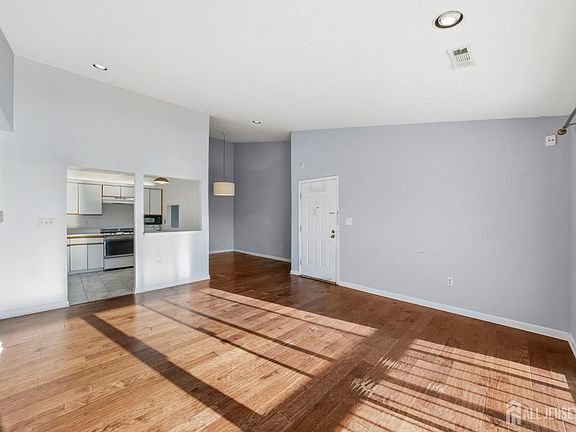 5th image of 341 Danbury Ln