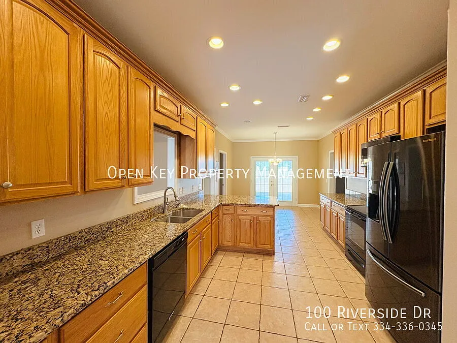 Spacious 3 bedroom, 3 bath home for rent in Dothan, AL - beautiful kitchen with granite counterto... — Photo 4