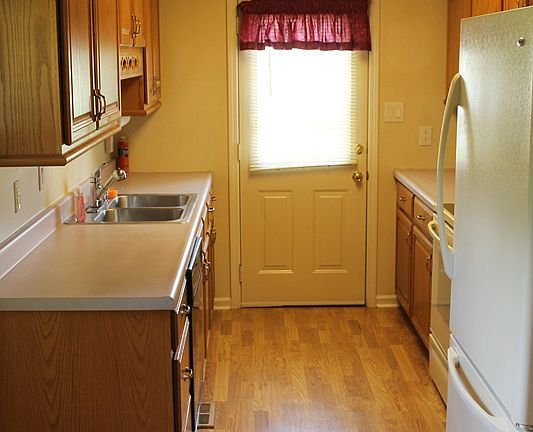 3rd image of 107 Christopher Dr