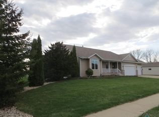 2605 S Rough Rider Dr, Sioux Falls, SD 57106