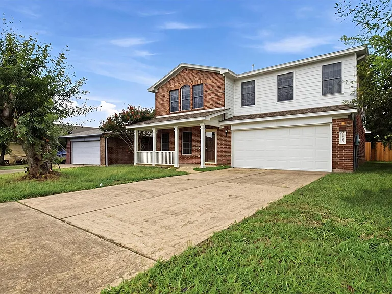 1806 Carriage Hills Trl — Photo 2