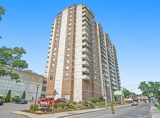 200 Lafontaine Ave #902, Ottawa, ON K1L 8K8