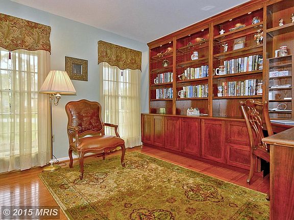Den or 4th Bedroom w/built-in bookshelves & desk