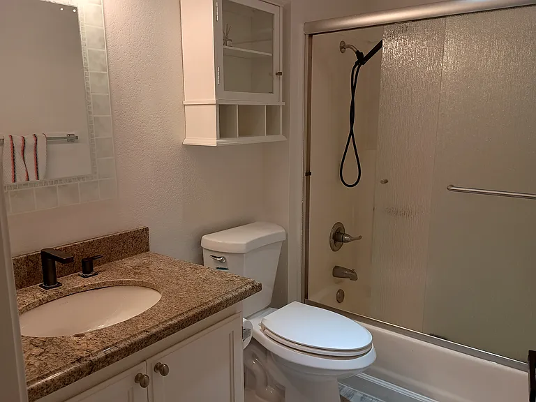 Guest bathroom (shared by the two available bedrooms).
