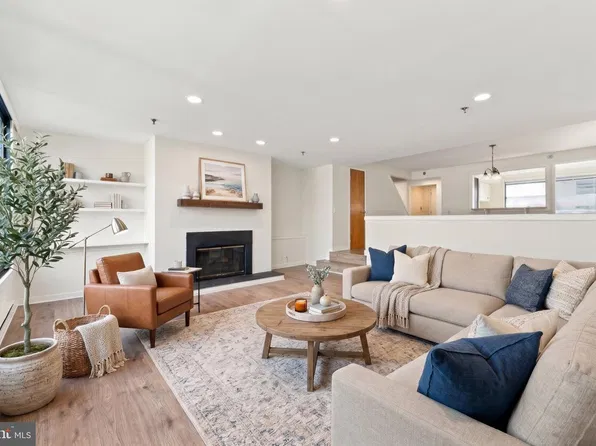 7 N Christopher Columbus Blvd #203, Philadelphia, PA 19106