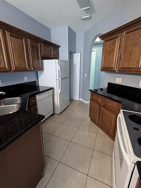 3 bed, 2.5 bath, 1309 sqft, $2,200 — Photo 2