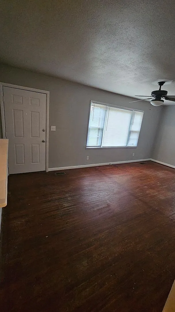 3 bedroom, 1 bathroom home on 1/2 acre lot with storage — Photo 3