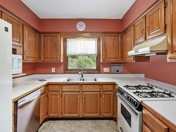 5th image of 242 Tree Haven Ln