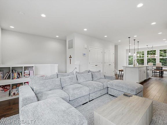4th image of 2849 Hartwick Dr