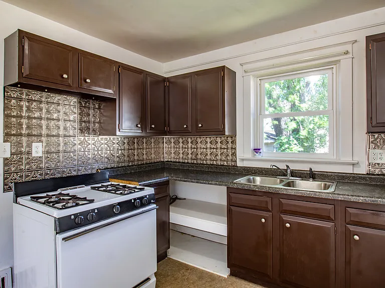 1612 Baxter Ave — Photo 6