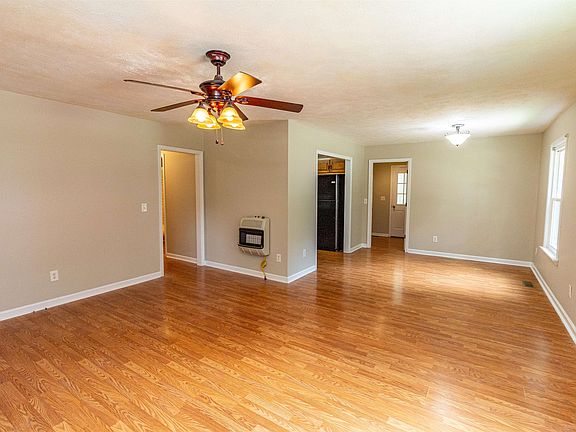 5th image of 62 Debbie Cir