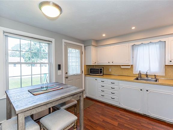 3rd image of 85 Creekwood Dr